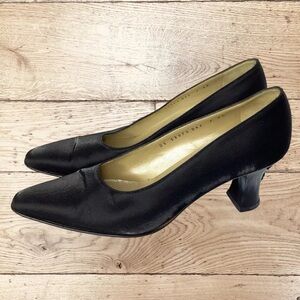 Salvatore Ferragamo Satin Leather Pumps
US 7AA